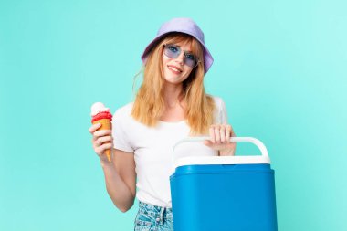 Güzel kızıl saçlı kadın ve dondurma.