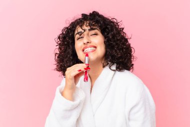 Bornoz ve ruj giymiş güzel bir Arap kadın.