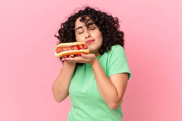 Ładna Arabka Trzymająca Hot Doga Koncepcja Fast Food — Zdjęcie stockowe