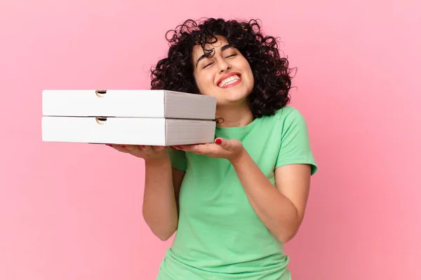Mooie Arabische Vrouw Met Een Pizza Doos — Stockfoto