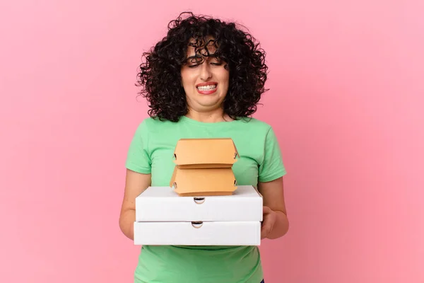 Mooie Arabische Vrouw Met Take Away Fast Food Dozen — Stockfoto