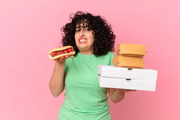 Mulher Árabe Bonita Com Tirar Caixas Fast Food — Fotografia de Stock