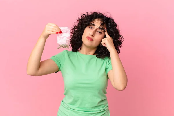 Mooie Arabische Vrouw Met Marihuana Rookconcept — Stockfoto