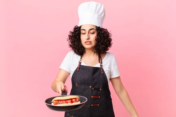 Pretty Arab Woman Barbecue Chef Preparing Hot Dogs — Stock Photo, Image
