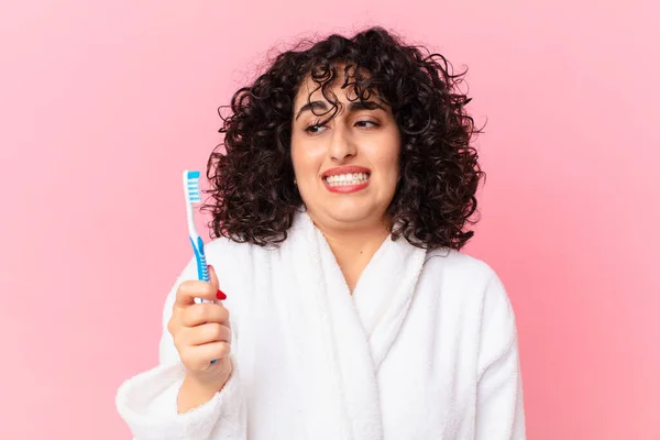 Bornoz Giyen Diş Fırçası Kullanan Güzel Bir Arap Kadın — Stok fotoğraf