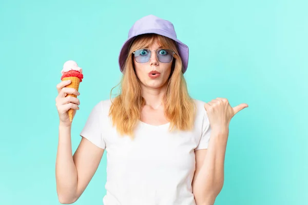 Ziemlich Rote Kopf Frau Und Ein Eis Sommerkonzept — Stockfoto