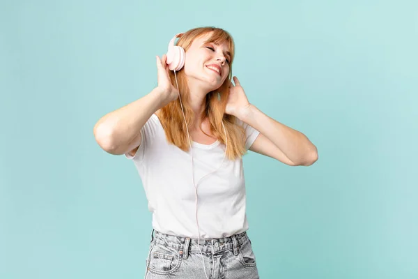 Mulher Cabeça Vermelha Bonita Com Fones Ouvido — Fotografia de Stock