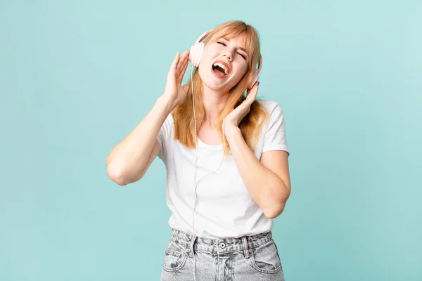 Bonita Mujer Cabeza Roja Con Auriculares —  Fotos de Stock