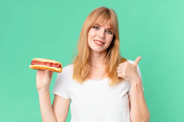 Güzel Kızıl Saçlı Kadın Elinde Sosisli Sandviç Tutuyor — Stok fotoğraf