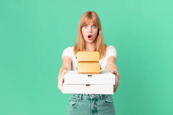 Mooie Rood Hoofd Vrouw Met Fast Food Weg Nemen Dozen — Stockfoto