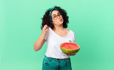 Güzel Arap kadın kibirli, başarılı, pozitif ve gururlu ve elinde karpuz tutuyor. yaz konsepti