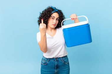 Güzel Arap kadın kızgın, sinirli, asi ve agresif hissediyor ve portatif bir buzdolabı tutuyor.