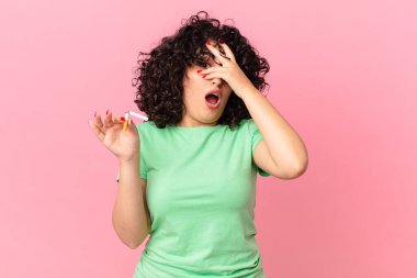 Güzel Arap kadın şok olmuş, korkmuş ya da dehşete düşmüş gibi görünüyor. sigara içilmiyor