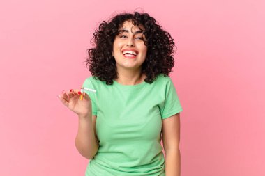 Güzel Arap kadın mutlu ve hoş bir şekilde şaşırmış görünüyor. sigara içilmiyor