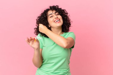 Güzel Arap kadın kendini mutlu hissediyor ve bir meydan okumayla yüzleşiyor ya da kutluyor. sigara içilmiyor