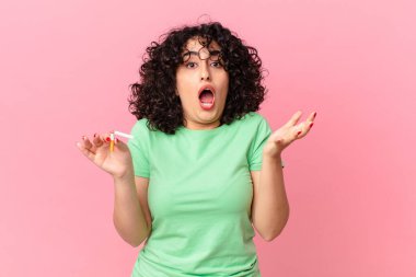 Güzel Arap kadın çok şaşırmış ve şok olmuş hissediyor. sigara içilmiyor