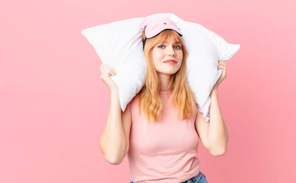 Bonita Cabeza Roja Mujer Usando Pijamas Sosteniendo Una Almohada — Foto de Stock