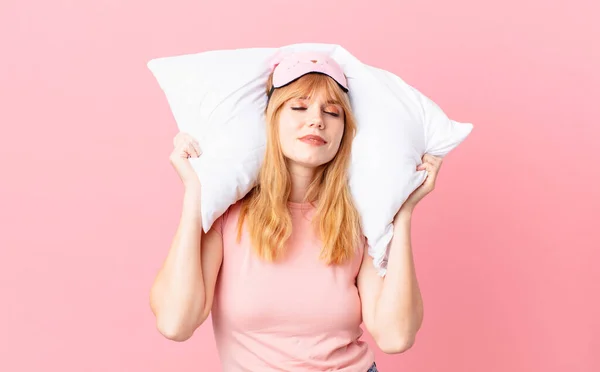 Bonita Cabeza Roja Mujer Usando Pijamas Sosteniendo Una Almohada — Foto de Stock