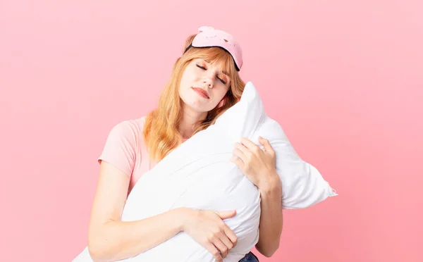 Mooie Rode Hoofd Vrouw Dragen Pyjama Het Houden Van Een — Stockfoto