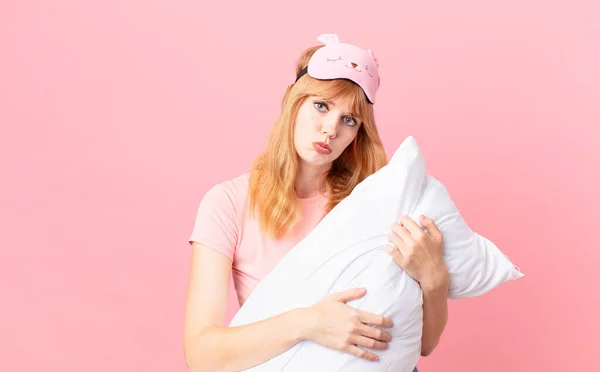 Mooie Rode Hoofd Vrouw Dragen Pyjama Het Houden Van Een — Stockfoto