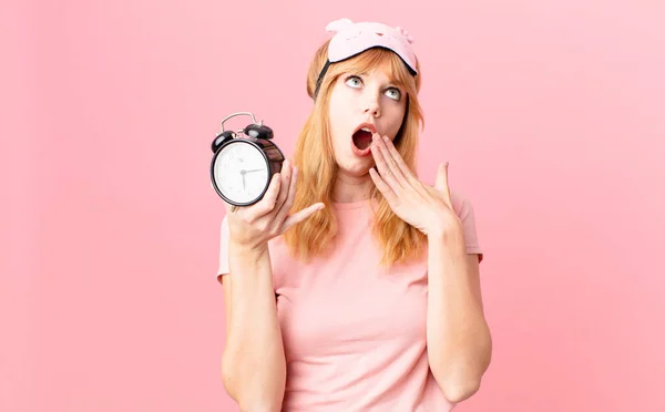 Bonita Mujer Pelirroja Con Pijama Con Despertador Despertar Concepto —  Fotos de Stock