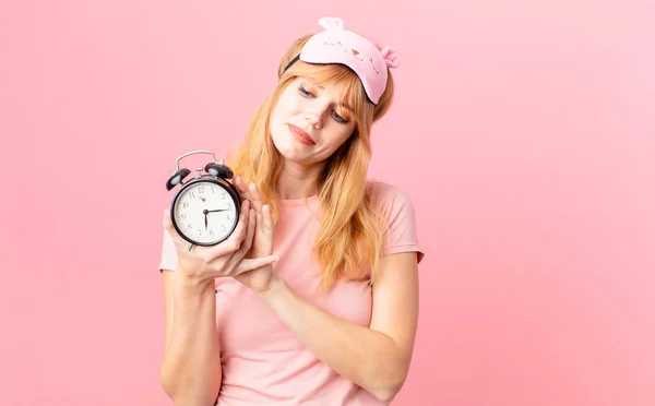 Bonita Mujer Pelirroja Con Pijama Con Despertador Despertar Concepto —  Fotos de Stock