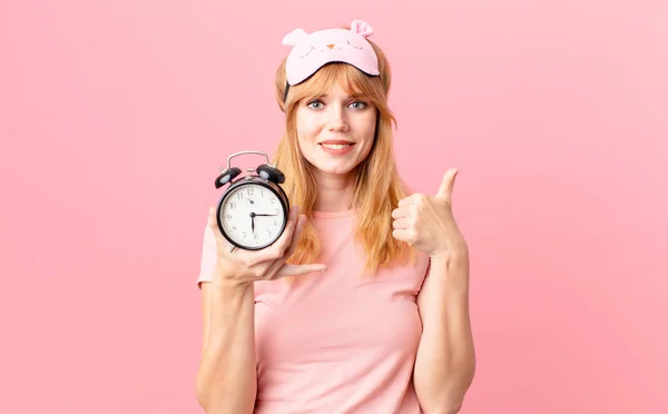 Bonita Mujer Pelirroja Con Pijama Con Despertador Despertar Concepto —  Fotos de Stock