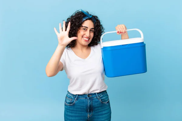 Mujer Árabe Bonita Sonriendo Buscando Amigable Mostrando Número Cinco Sosteniendo —  Fotos de Stock