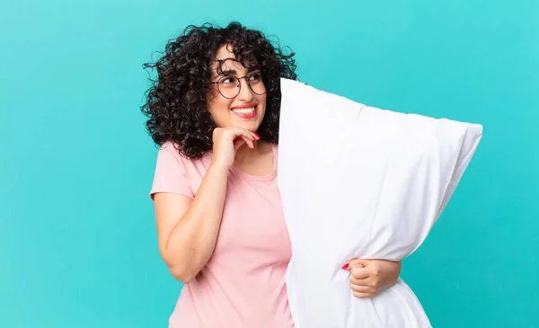 Mulher Árabe Bonita Sorrindo Feliz Sonhando Acordado Duvidando Usando Pijama — Fotografia de Stock