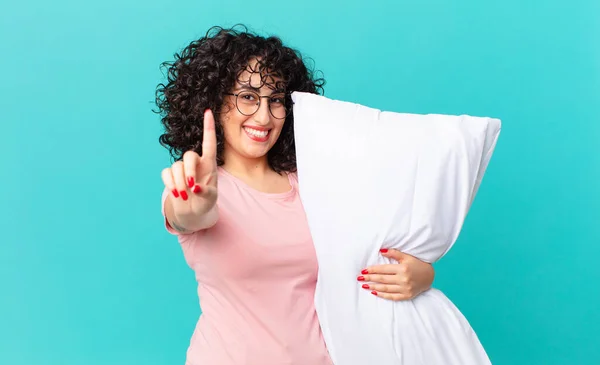 誇りを持って自信を持って1位を作ってる可愛いアラブ人女性 パジャマを着て枕を持って — ストック写真