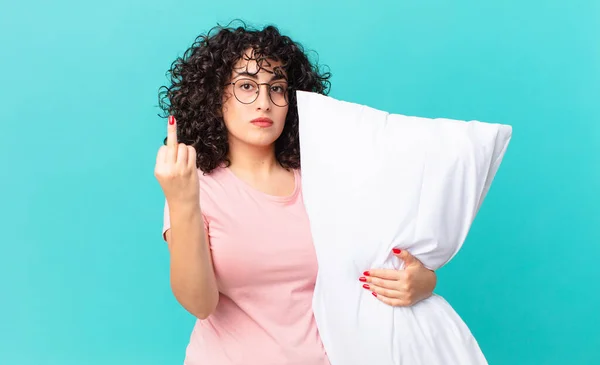 かなりアラブ人の女性は怒り 苛立ち 反抗的で攻撃的だと感じている パジャマを着て枕を持って — ストック写真