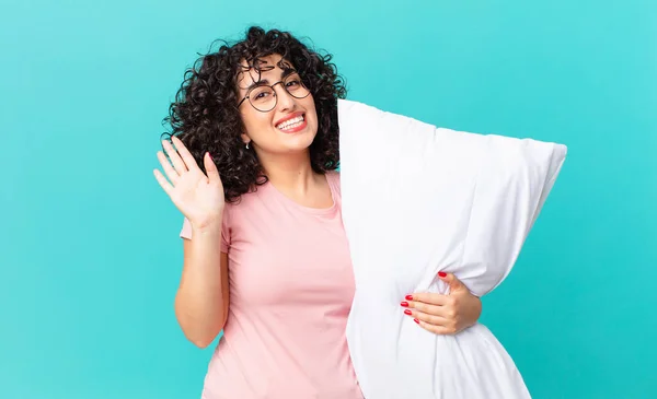 喜んで手を振って歓迎し挨拶する可愛いアラブ人女性 パジャマを着て枕を持って — ストック写真