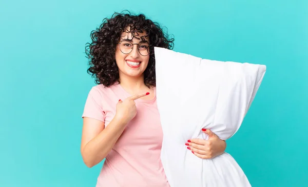 Mulher Árabe Bonita Sorrindo Alegremente Sentindo Feliz Apontando Para Lado — Fotografia de Stock