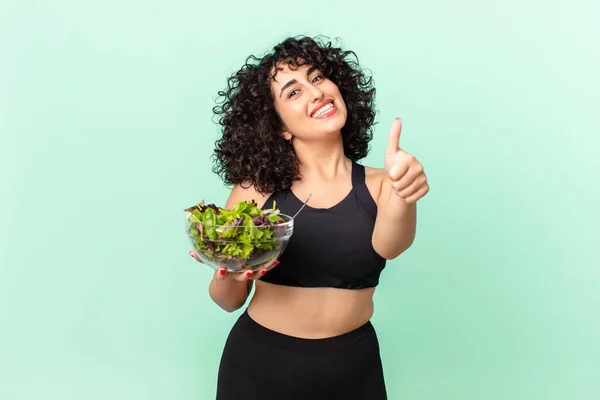 Mulher Árabe Bonita Sentindo Orgulhosa Sorrindo Positivamente Com Polegares Para — Fotografia de Stock