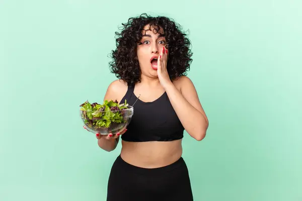 Mulher Árabe Bonita Sentindo Chocado Assustado Segurando Uma Salada Conceito — Fotografia de Stock