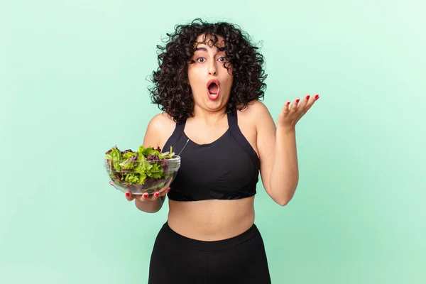 Mulher Árabe Bonita Sentindo Extremamente Chocado Surpreso Segurando Uma Salada — Fotografia de Stock