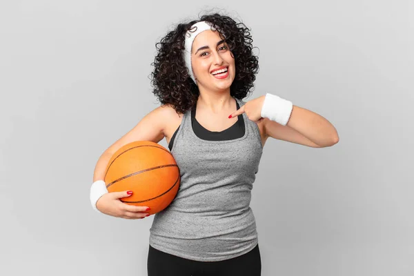 バスケットボールボールを持って興奮して自分自身を指して幸せと感じているかなりアラブの女性 スポーツの概念 — ストック写真