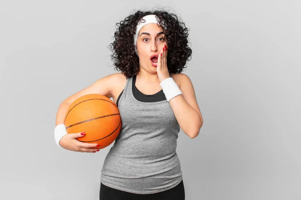 Bella Donna Araba Sensazione Scioccato Spaventato Possesso Una Palla Basket — Foto Stock