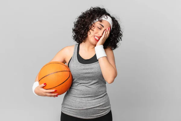 Pěkná Arabka Znuděná Frustrovaná Ospalá Únavné Držící Basketbalový Míček Sportovní — Stock fotografie
