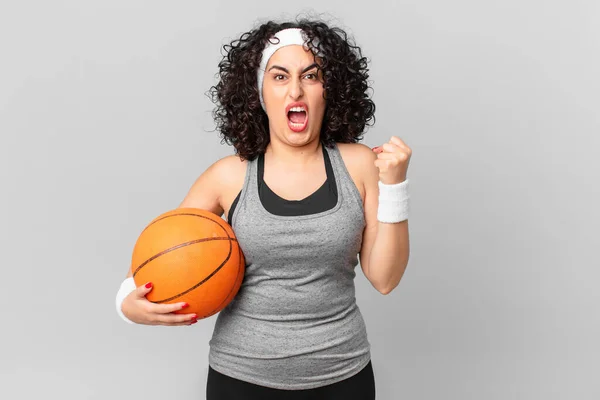Pěkná Arabka Agresivně Křičící Rozzlobeným Výrazem Držící Basketbalový Míček Sportovní — Stock fotografie