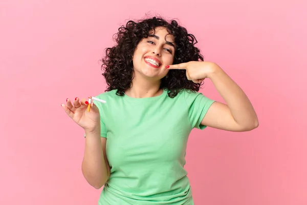 自信を持って笑顔を見せるアラブ人女性です 喫煙の概念は — ストック写真