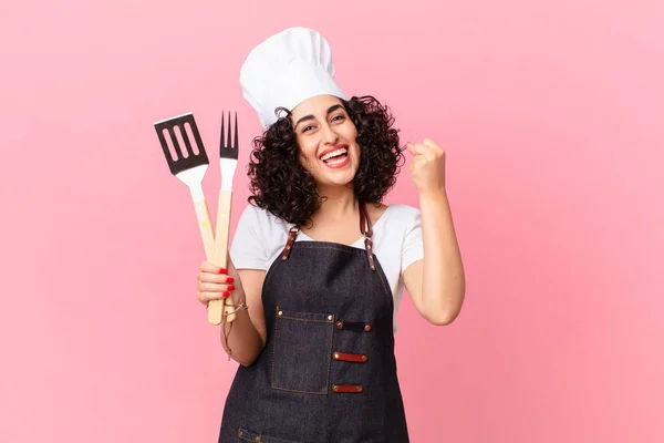 漂亮的阿拉伯女人感到震惊 笑着庆祝成功 烧烤厨师的概念 — 图库照片
