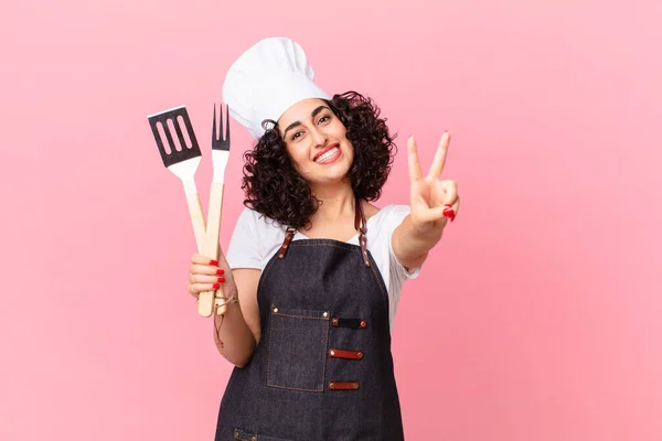 漂亮的阿拉伯女人面带微笑 看上去很快乐 预示着胜利或和平 烧烤厨师的概念 — 图库照片
