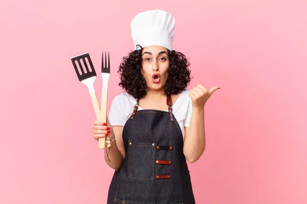 Pretty Arab Woman Looking Astonished Disbelief Barbeque Chef Concept — Stock Photo, Image