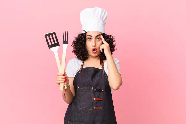 漂亮的阿拉伯女人看上去很惊讶 意识到了一个新的想法 想法或概念 烧烤厨师的概念 — 图库照片