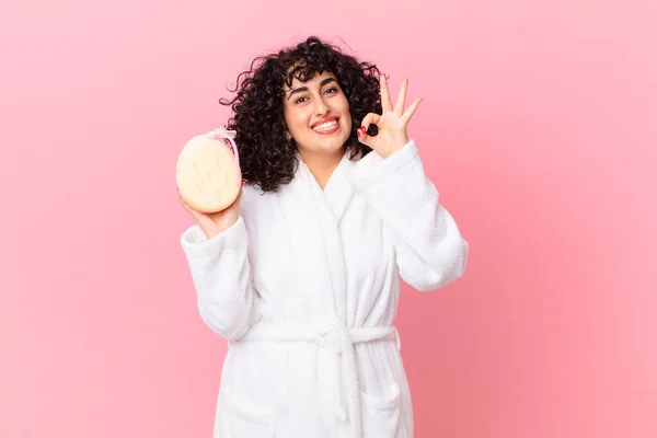 Bella Araba Sensazione Donna Felice Mostrando Approvazione Con Gesto Indossare — Foto Stock