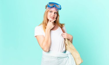 Güzel kızıl saçlı kadın mutlu, kendine güvenen bir ifadeyle gülümsüyor elleri çenesinde ve gözlüklü. yaz konsepti