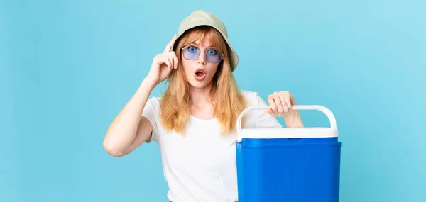 Hübsche Frau Mit Rotem Kopf Die Überrascht Aussieht Einen Neuen — Stockfoto