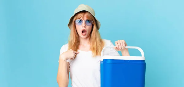 Bella Donna Testa Rossa Guardando Scioccato Sorpreso Con Bocca Spalancata — Foto Stock