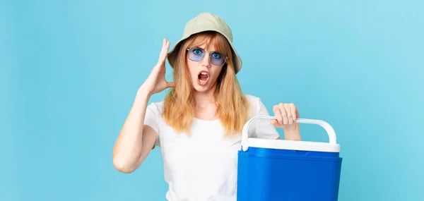 Pretty Red Head Woman Screaming Hands Air Holding Portable Refrigerator — Stock Photo, Image